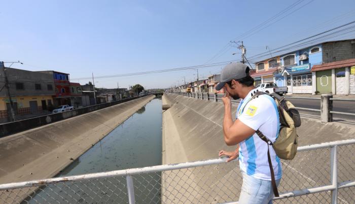 Problema. Pese a que no es invierno, por el canal pasa agua, pero esta es de color verde y emite malos olores.
