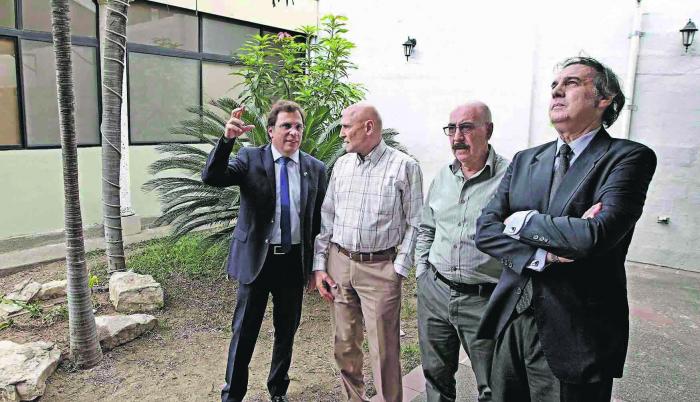 Visita. El embajador Rubén Giustozzi, el cónsul Adrián Isetto, el arquitecto Carlos Jacobson, junto a Mirko Rodic.
