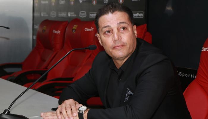 Carlos Alfaro Moreno comunicó su decisión con una congoja evidente.