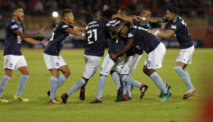 Celebración. Los futbolistas de Emelec festejan el gol que hasta ese momento les daba la victoria en el Alejandro Serrano Aguilar, gracias a un tiro libre perfectamente ejecutado de Pedro Quiñónez.