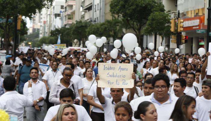 Ciudadanos se unieron a una marcha por la paz en Guayaquil.