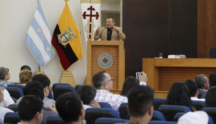 Ponencia. El expositor internacional, Jonathan Barton, durante su charla sobre cambio climático y resiliencia.