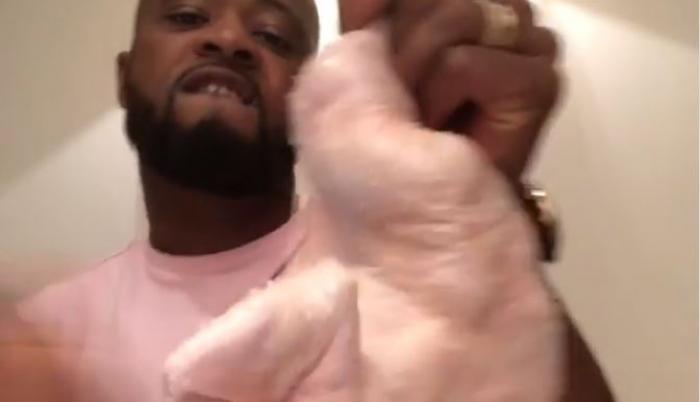 Patrice Evra acaricia, besa y cachetea un pollo crudo