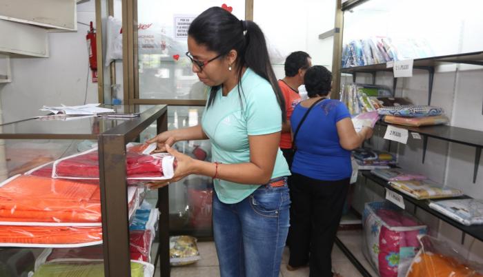 “Las rebajas se dan hasta donde se puede”, es el lema de este local de sábanas.