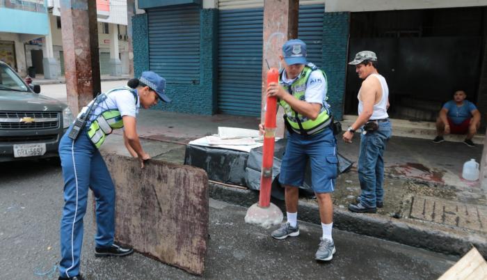 A diario, un equipo de agentes de la Autoridad de Tránsito Municipal recorre las calles de Guayaquil para quitar los cartones, bancos y otros obstáculos que los cuidadores de carros ponen en los espacios de estacionamiento público. El viernes decomisaron