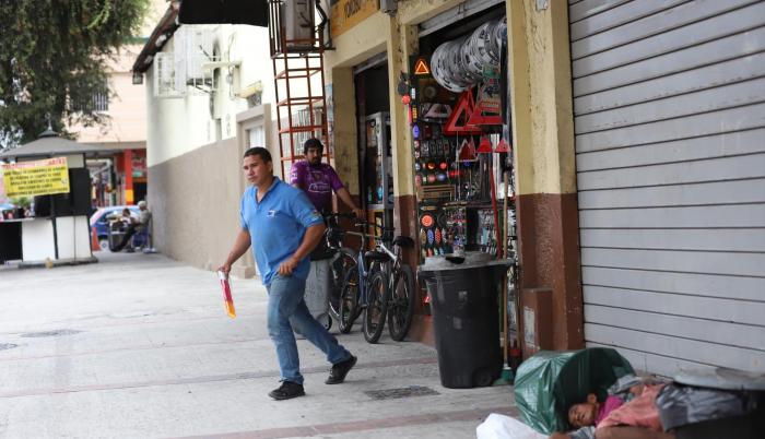 Entorno. En las calles Colón, Ayacucho, Huancavilca, entre otras, se observa gente durmiendo a cualquier hora del día y junto a los negocios.
