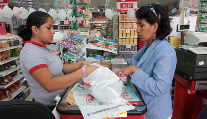 Cajeros. Las filas no serán una obligación. Se podrá usar máquinas diseñadas para cobrar con tarjetas.