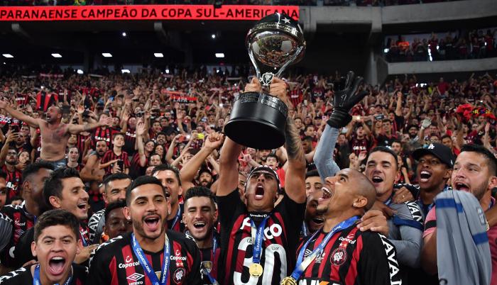 Los jugadores del Atlético Paranaense festejan en el Arena da Baixada, Curitiba.
