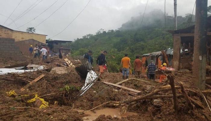 El deslizamiento ocurrió en Limón Indanza debido a las fuertes lluvias que se han registrado en la zona.