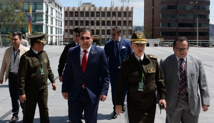 Cita. El ministro de Defensa, Patricio Zambrano, a su llegada a la Asamblea para informar sobre el coche bomba.