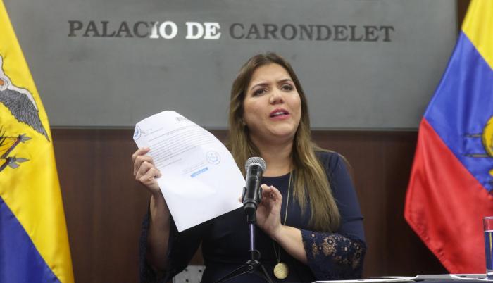 Comparecencia. Vicuña apareció anoche ante la prensa para refutar las acusaciones en su contra. No aceptó preguntas de los periodistas.