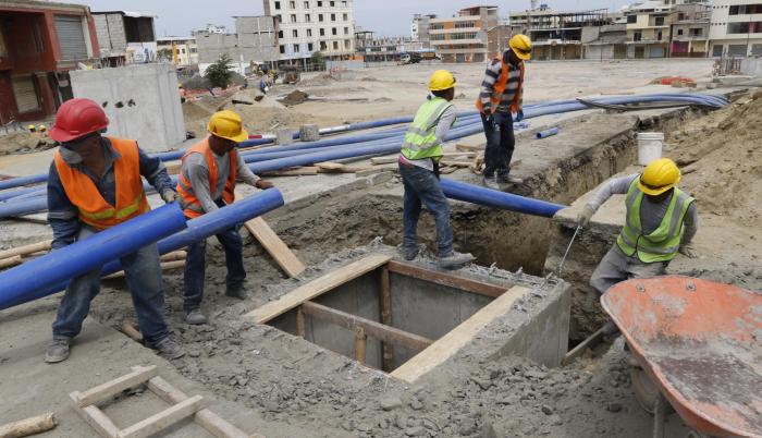 Zona cero. Un grupo de obreros efectúa el trabajo de soterramiento de las redes eléctricas y de telecomunicaciones en la parroquia Tarqui, de Manta.