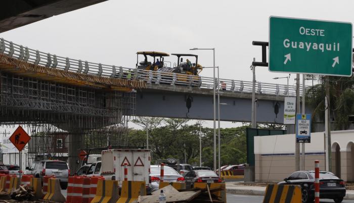 Hecho. Ayer por la mañana, decenas de maquinarias colocaban asfalto y ultimaban detalles sobre el viaducto.