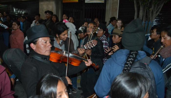 Melodía. El violín es parte esencial de los sanjuanitos, coplas, entre otros ritmos que se oyen durante la fiesta.