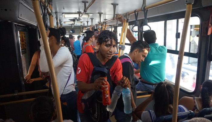 Bebidas. Como Cheo, hay decenas de jóvenes que aprovechan el clima de Guayaquil para vender agua.