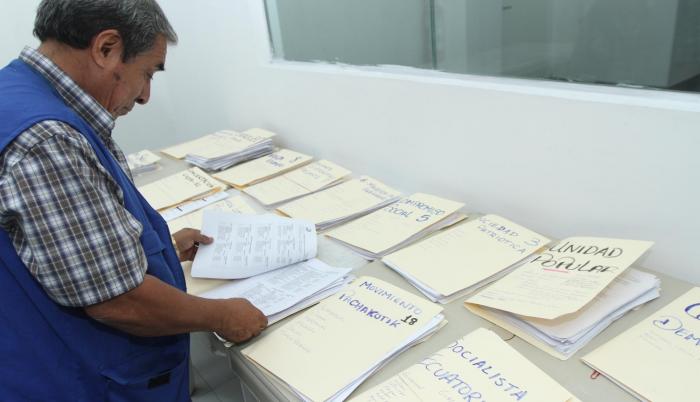 En la Junta Electoral del Guayas, la revisión no se detuvo durante el fin de semana para evacuar las carpetas de los aspirantes. Ahora trabajan en las notificaciones. Varias juntas se declararon desde ayer en sesión permanente para empezar a revisar los i