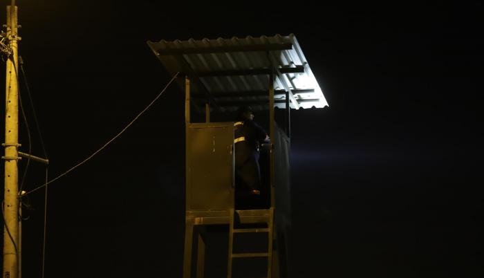 Desde hace un poco mas de un año, en Málaga II se ubicaron tres torres con luces que sobresalen de la valla perimetral de la ciudadela, con la que los guardias vigilan hacia fuera.