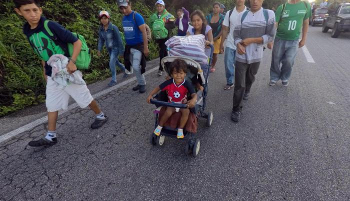 La caravana de migrantes hondureños inició su salida de la localidad de Mapastepec el jueves con rumbo hacia el municipio de Pijijiapan en el estado de Chiapas (México), durante su travesía por México hacia EEUU.