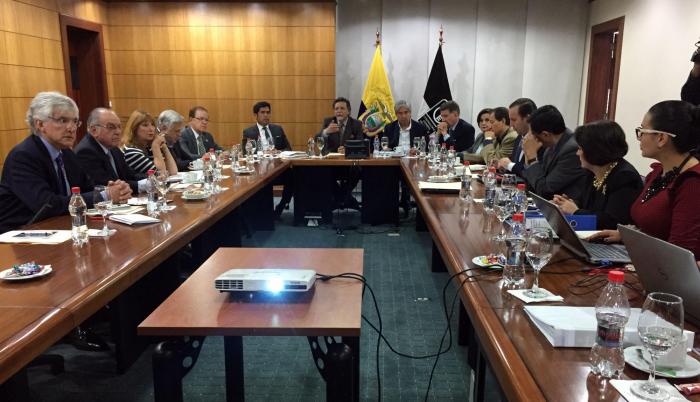 Los integrantes de la veeduría al examen de la deuda pública, que desarrolla la Contraloría, se reunieron para definir mecanismos de trabajo. La próxima semana volverán a conversar, pero en dos grupos: uno con expertos jurídicos y otro con especialistas t
