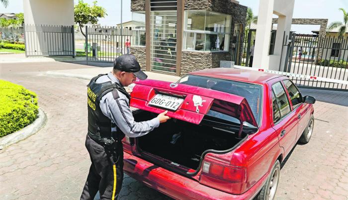 Medidas. En algunas urbanizaciones de La Aurora, las medidas de seguridad se han reforzado ante los robos.