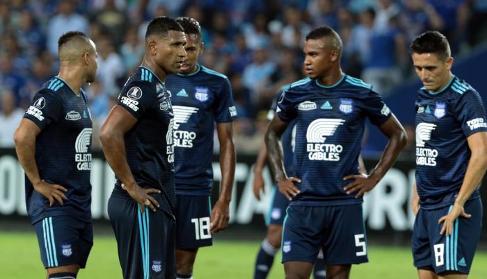 Antecedente. Los jugadores de Emelec y la imagen que ya se está volviendo una mala costumbre en sus participaciones internacionales. Casa afuera no le alcanza ante rivales que sí se arman pensando en grandes cosas.
