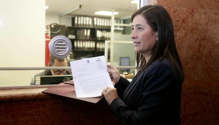 Johana Pesántez fue quien entregó el documento en la Asamblea.