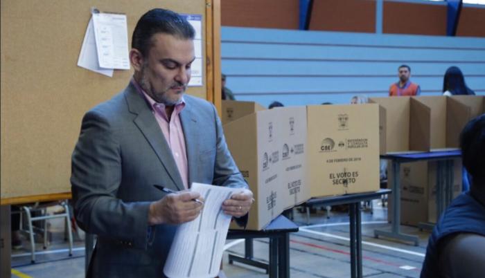 Serrano cumplió con su derecho al voto en horas de la mañana.