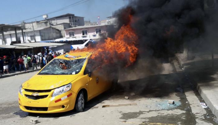 Durante los disturbios en Posorja, ocurridos el pasado martes, un taxi fue incinerado.