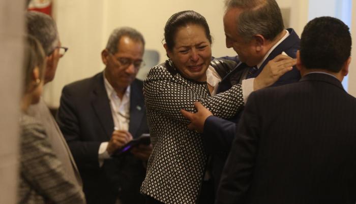 Lágrimas. Patricia Ochoa mantuvo como pudo la serenidad durante su intervención ante la Asamblea. Pero a la salida del Pleno, se quebró.