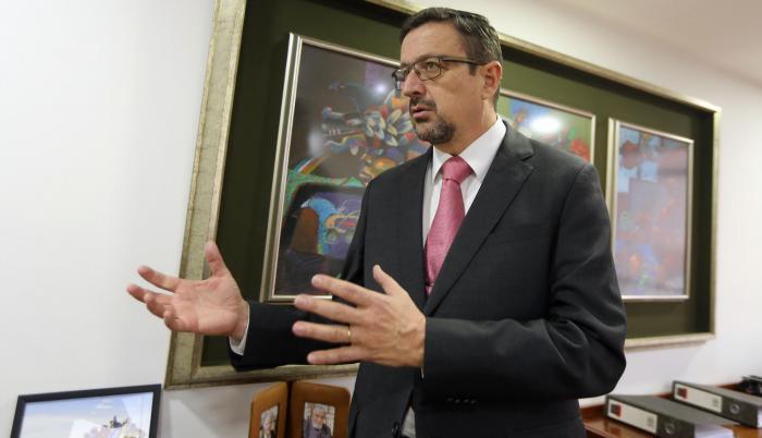 Tiene experiencia como exdiplomático y abogado litigante.