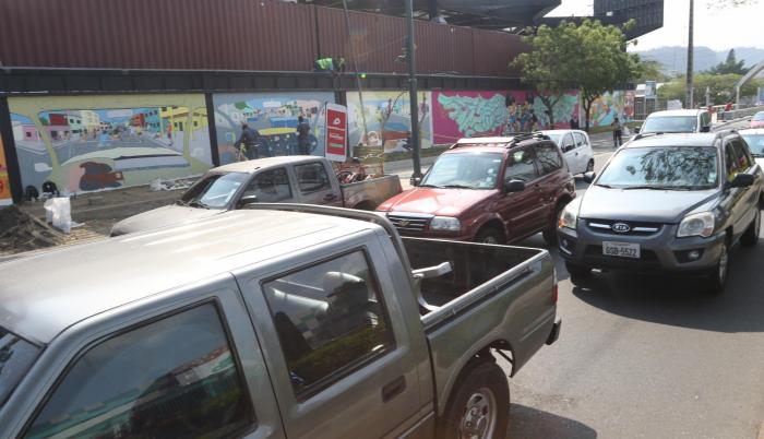Sector. Imagen del tránsito vehicular en la avenida Kennedy, ayer al mediodía. Al fondo, parte del nuevo complejo que abrirá el 29 de noviembre.