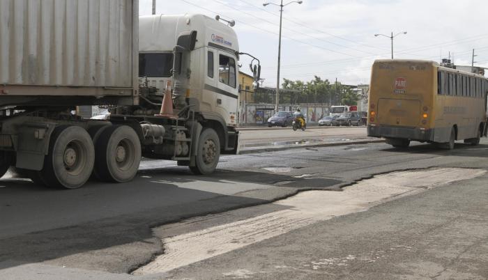 En algunos tramos de la avenida 25 de Julio ha desaparecido la carpeta asfáltica, afectando la circulación vehicular.