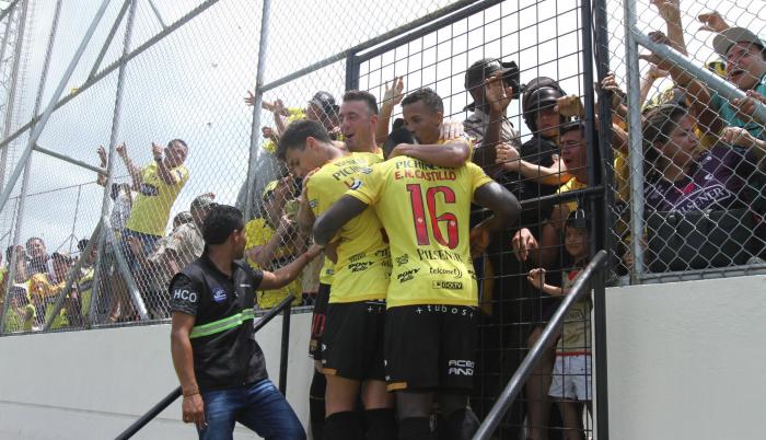 Experiencia. Luego de anotar el gol, Damián Díaz se lo ofreció a la barra amarilla que estuvo ayer en el Jocay. El gesto populista del Kitu tuvo como finalidad reconciliarse con la afición, luego de lo sucedido en la Copa Sudamericana.