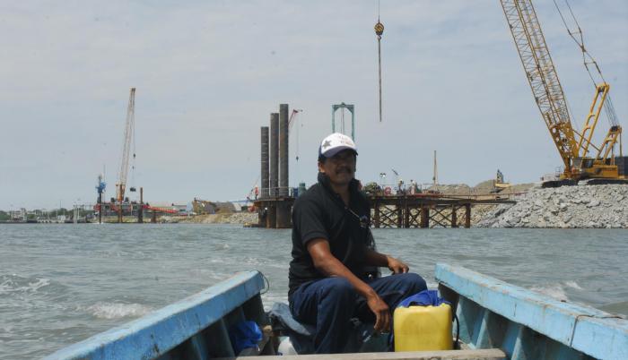 Es el presidente de la Cooperativa Manglares Porteños, de Puerto El Morro (Guayaquil), con experiencia en la siembra de manglares desde la época del Programa de Manejo de Recursos Pesqueros (PMRC). Se dedica a la captura de cangrejos y conchas en la zona.