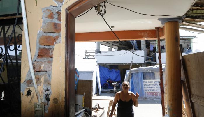 Manabí. Los rezagos del terremoto no han sido borrados. Una mujer ingresa a su casa, aún con daños varios.