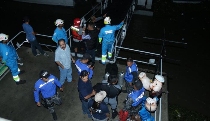 Primeras labores de rescate para ayudar a los tripulantes de la embarcación.