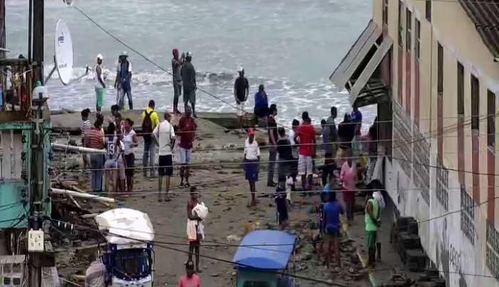 El malecón de Súa, en Atacames, resultó destruido por las fuertes olas.
