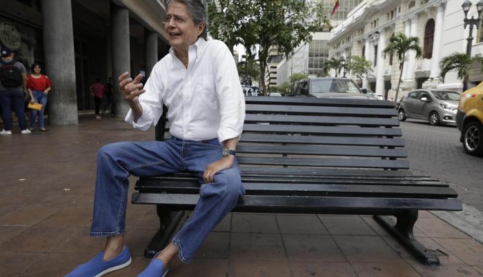 Antes de incursionar en la política electoral fue presidente ejecutivo del Banco de Guayaquil.