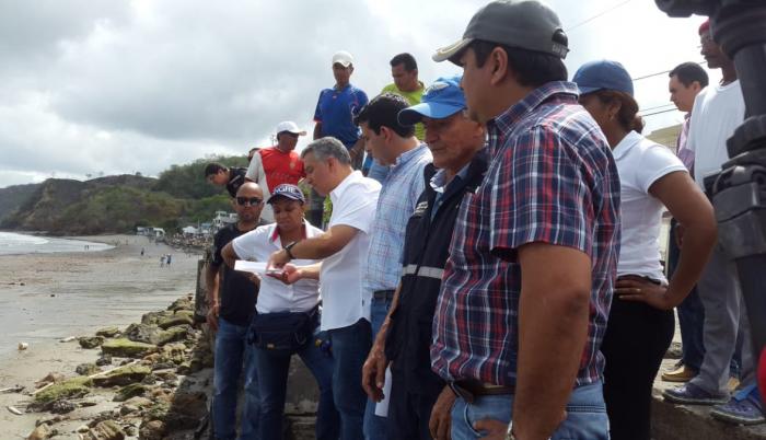La directora del Servicio Nacional de Gestión de Riesgos, María Alexandra Ocles, durante un recorrido por Súa, junto a otras autoridades nacionales y locales. (Riesgos Ecuador)