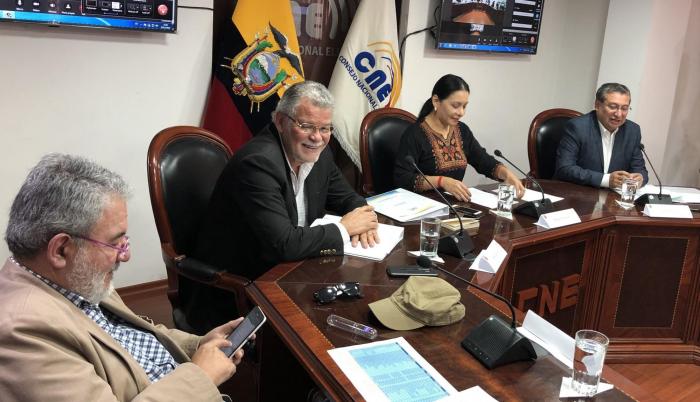 Sesión. Ayer se reunió el CNE para tratar las impugnaciones a candidaturas; la sesión seguirá el miércoles.