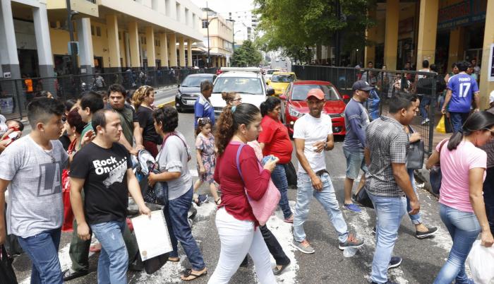 Congestión. Una mayor afluencia de clientes y comerciantes informales dificulta la circulación en las inmediaciones de la bahía.
