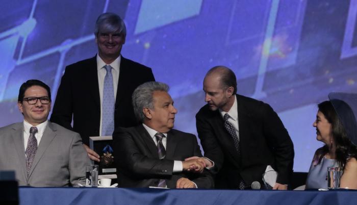 Premiación. En el evento se premió al empresario del año: Luis Baker, CEO de Pronaca. Lo representó su hijo.