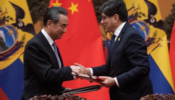 El ministro chino de Exteriores, Wang Yi (i), firma un acuerdo con su homólogo de Ecuador, José Valencia (d), en el Gran Palacio del Pueblo en Pekín (China).