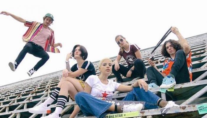 La campaña de Converse celebra la actitud impulsiva, audaz y temeraria propia de la juventud.