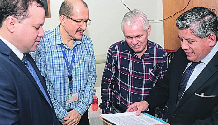 Representantes de gremios médicos y pacientes piden que no se retrase más la aprobación del cuadro básico, que los tiene atados en los tratamientos.