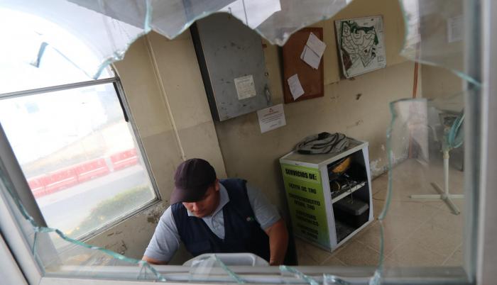 Referencial. Tras la agresión así quedó la garita donde laboran los guardias de seguridad
