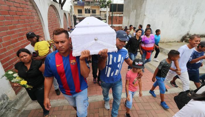 Sepelio. Los restos de Britany, la niña que murió por golpes de sus compañeros de colegio, fueron sepultados ayer en el cementerio de Pascuales.