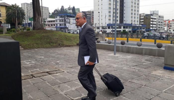 Alexis Mera, exsecretario jurídico de la Presidencia, en los exteriores de la Fiscalía General del Estado.