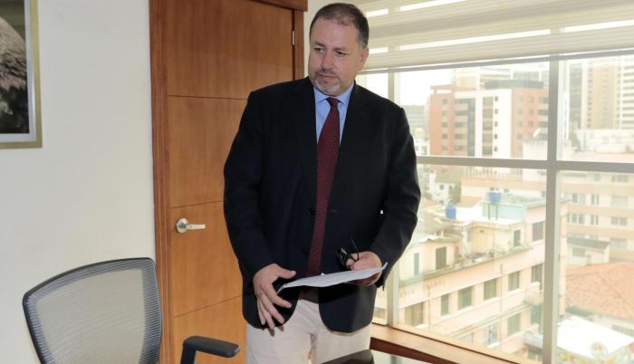 Ministro del Ambiente. Es biólogo por la Pontificia Universidad Católica y tiene estudios en Ecoauditorías y Planificación Empresarial del Medio Ambiente. Fue coordinador de la Unidad de Coordinación Amazónica en WWF. También trabajó para The Nature Conse