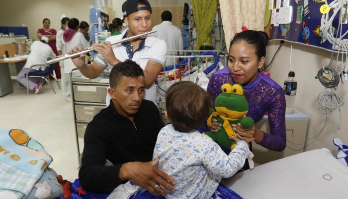 Recorrido. Para quienes no pueden salir de sus áreas, los voluntarios acuden hasta ellos y les brindan presentaciones personalizadas de musicoterapia.